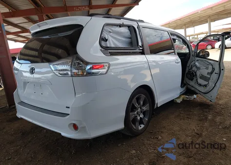 2016 Toyota Sienna Se Premium 8 Passenger z USA, uszkodzony, nr VIN 5TDXK3DC6GS741047